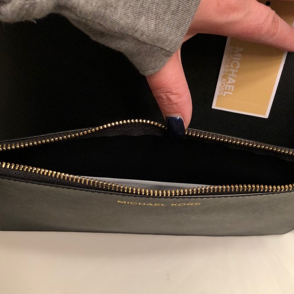 Authentic NWT Michael Kors Trista Tote Wristlet - Picture 6 of 6